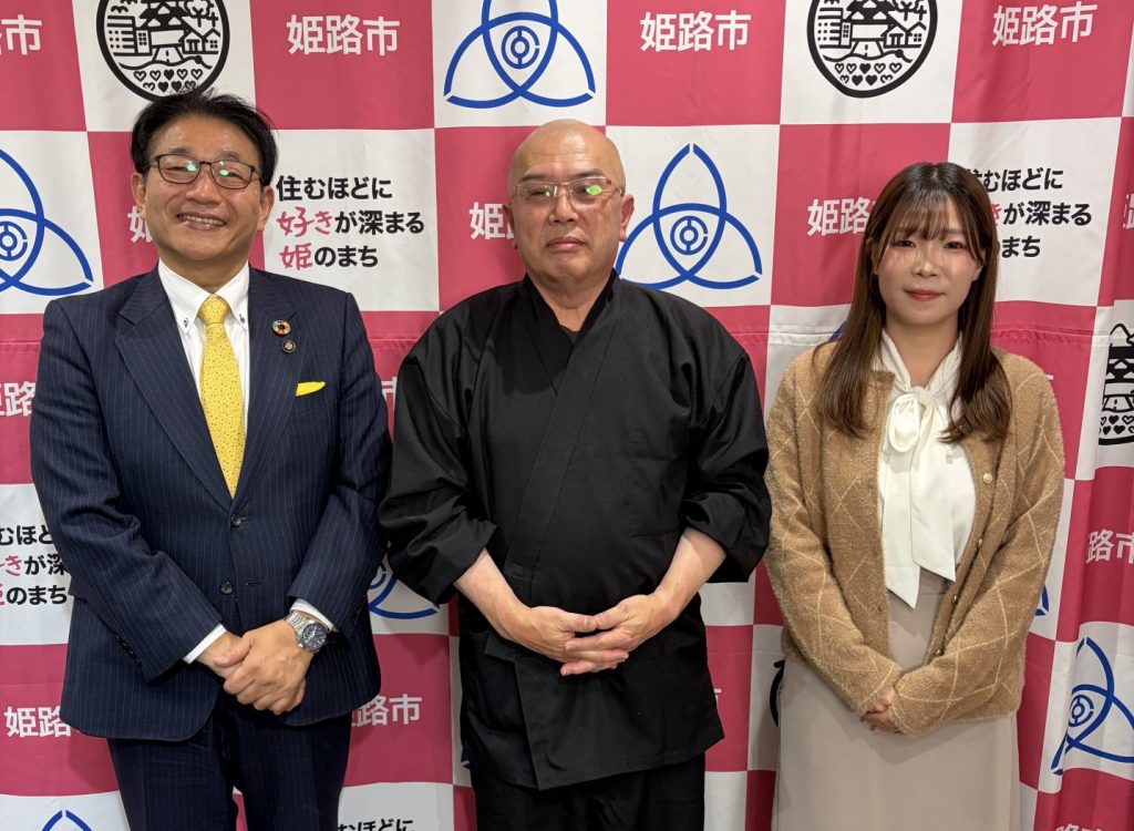 写真中央：書寫山圓教寺の住職　大樹玄承さん　左：パーソナリティの清元秀泰姫路市長　右：ナビゲーターの洲崎春花